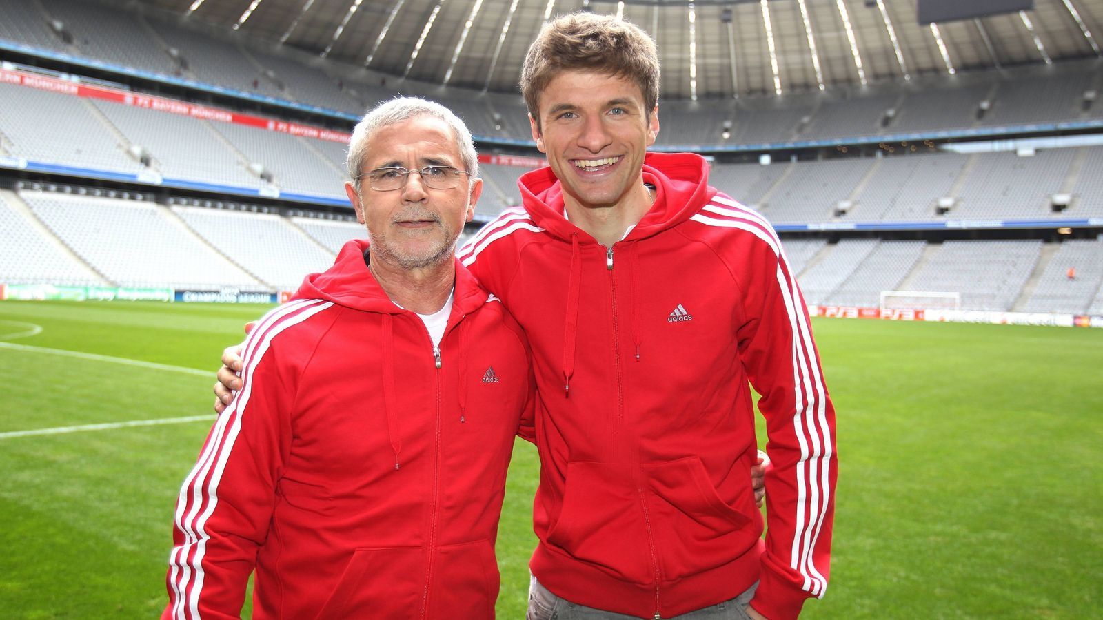 
                <strong>Thomas Müller (Bayern-Profi)</strong><br>
                "Man kann ihn in Deutschland und speziell beim FC Bayern nicht hoch genug heben. Ohne Gerd Müller, ohne seine Konstanz, seine Tore und seine Schlitzohrigkeit würde es den FC Bayern in dieser Form heute nicht geben."
              