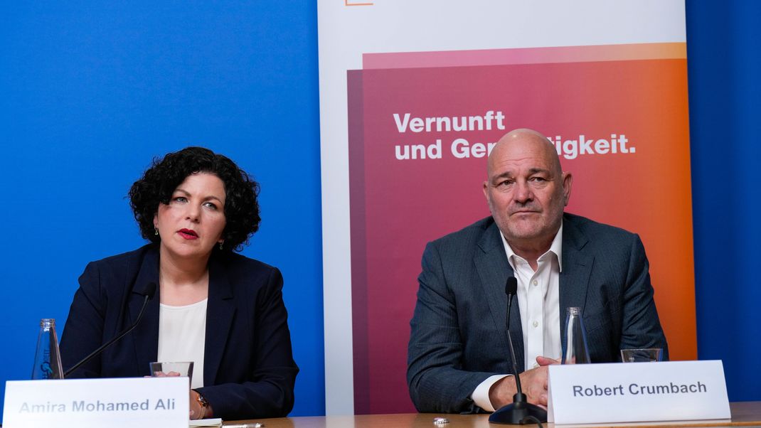 Amira Mohamed Ali, BSW-Vorsitzende, und Spitzenkandidat für Brandenburg, Robert Crumbach.