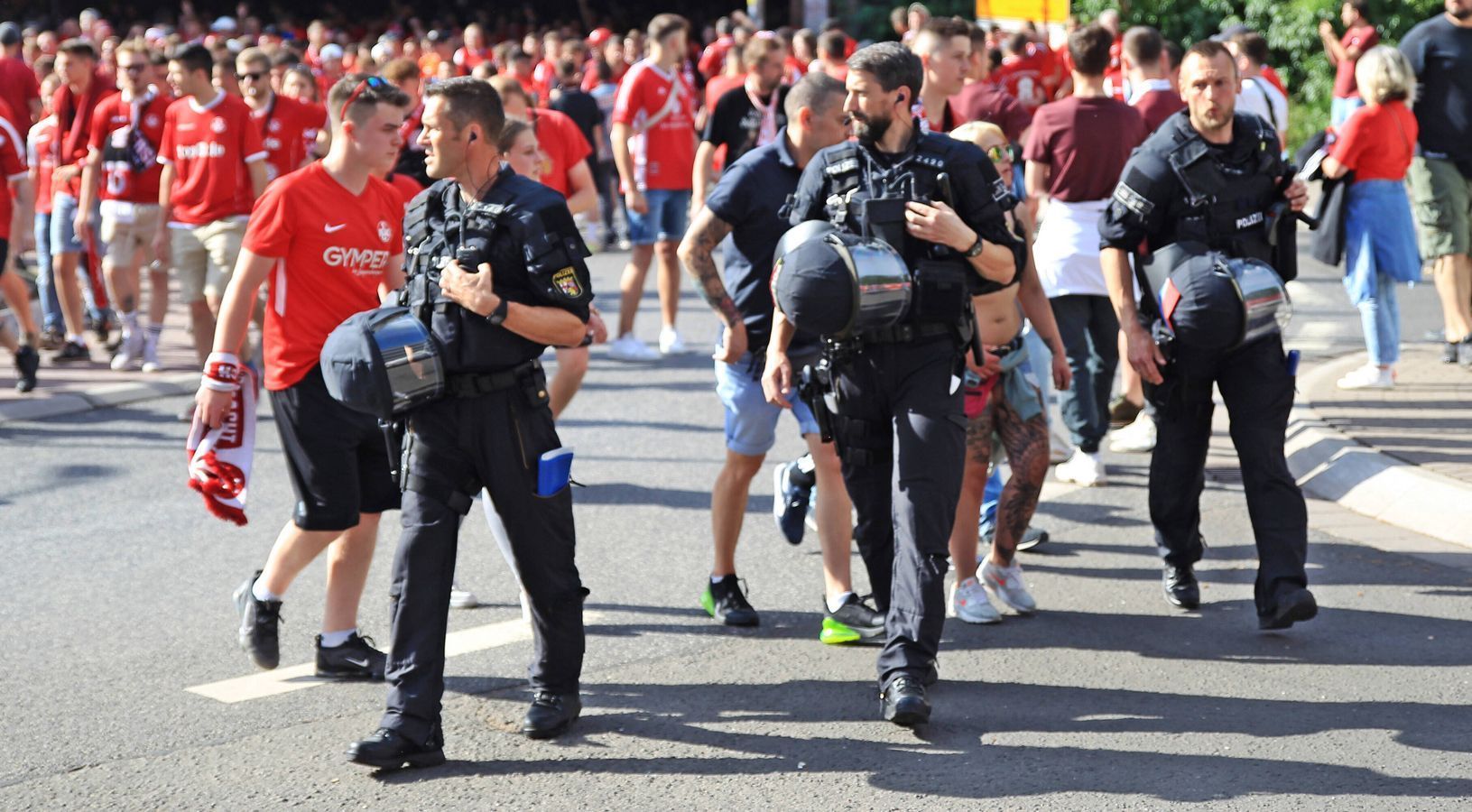 
                <strong>Hohe Polizei-Präsenz</strong><br>
                Bereits vor dem Stadion gab es eine hohe Polizei-Präsenz, immerhin wurde die Partie bereits im Vorfeld als Hochrisiko-Spiel eingestuft. 
              