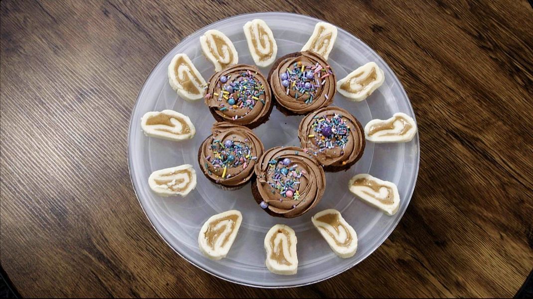 Bereit für was Süßes? Wir haben was für dich: amerikanische Schoko-Cupcakes und Potato Candy! Mit unserem Rezept geht's ganz einfach.