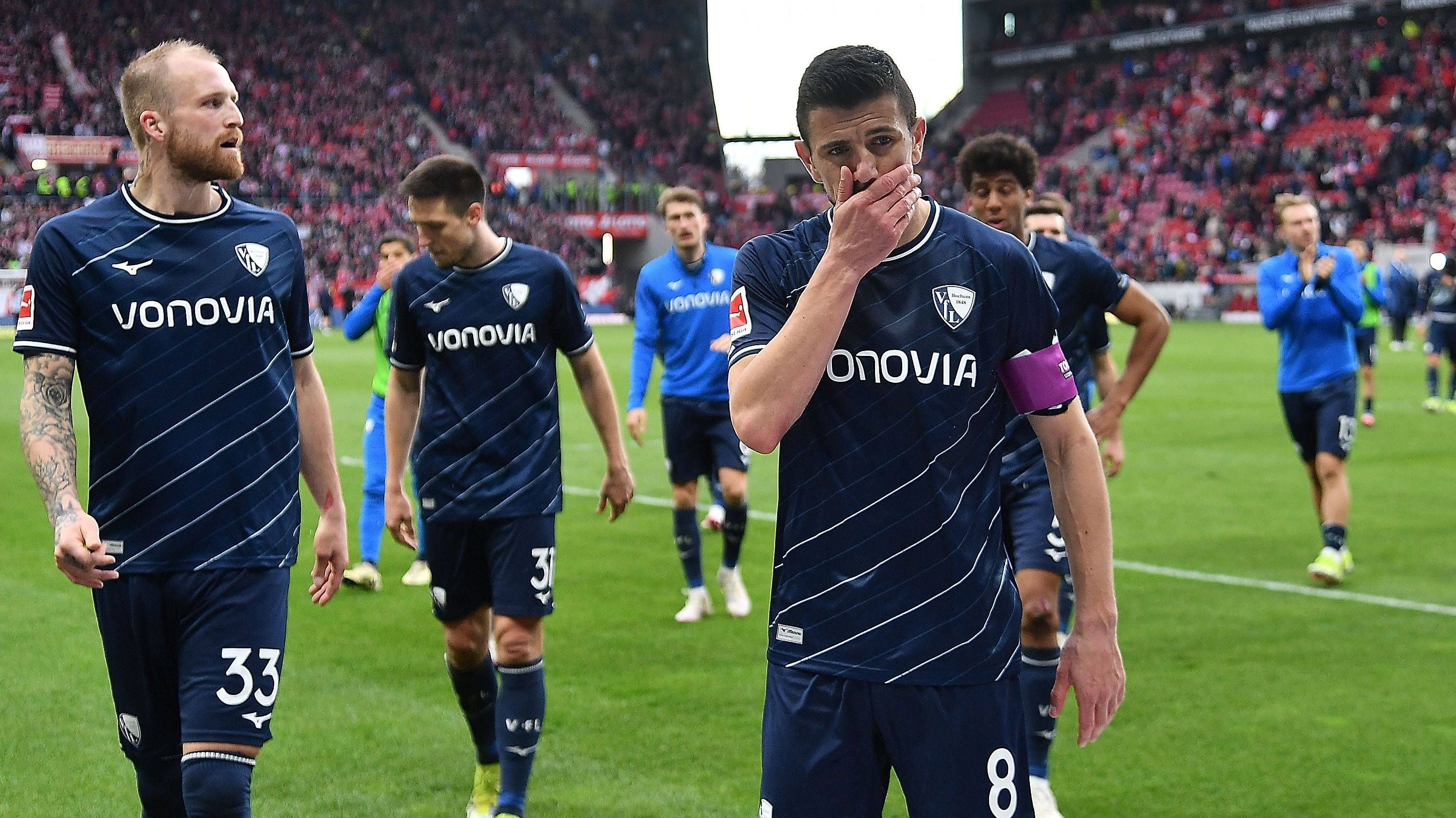 <strong>Der VfL Bochum muss in die Relegation<br></strong>Nach dem 22. Spieltag haben wir Bochum schon zum Klassenerhalt gratuliert. Da hatte der VfL mit einem Sieg gegen den FC Bayern die Liga geschockt und stand auf Rang 11. Doch dann folgten vier Niederlagen und der Absturz auf Platz 15. Am besorgniserregendsten nun wohl die 0:2-Pleite beim Abstiegskandidaten Mainz, der vergangene Woche noch von den Bayern zerlegt wurde.