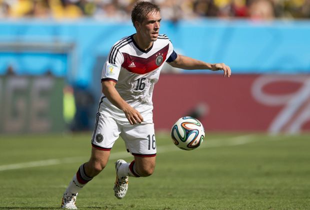 
                <strong>Philipp Lahm: Rechts außen unermüdlich</strong><br>
                Seit seinem Rücktritt wird er schmerzlich vermisst in der Nationalmannschaft. Nach einem kurzen, eher mäßigen Intermezzo im Mittelfeld, glänzte der Kapitän im weiteren Verlauf der WM auf seiner gewohnten Position rechts hinten umso mehr. 
              