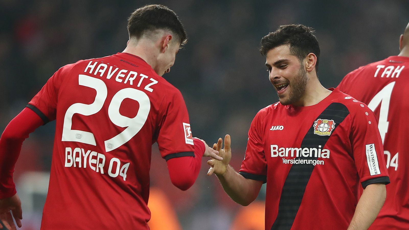 
                <strong>Platz 5: Bayer 04 Leverkusen (Kevin Volland und Kai Havertz): 33 Scorerpunkte</strong><br>
                Ebenfalls 33 Scorerpunkte erzielte das Leverkusener Duo. Kevin Volland ist ein ebenso effektiver Torschütze wie Vorlagen-Geber, insgesamt kommt er auf neun Tore und acht Vorlagen. Häufiger Abnehmer dieser Vorlagen ist Kai Havertz, der 20-jährige traf bereits elfmal und legte fünf Tore auf. Gerade in der entscheidenden Phase der Saison hofft die Werkself auf weitere Tore des Duos.
              