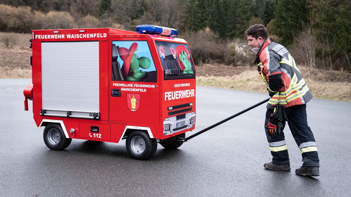 Der Betreuer der Kinderfeuerwehr von Waischenfeld fährt das extra für die Kinderfeuerwehr angefertigte Löschfahrzeug.