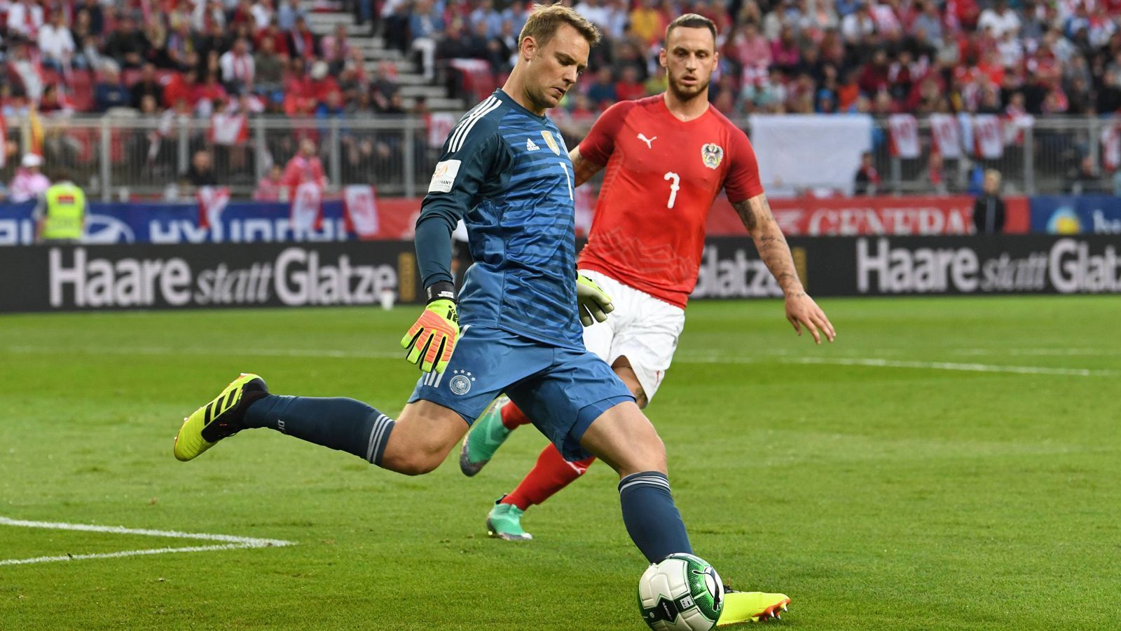 
                <strong>So lief Manuel Neuers Comeback</strong><br>
                Nach der langen Verletzungspause war Neuer bei den torwartspezifischen Aktionen größtenteils schon wieder der Alte, hatte jedoch das ein oder andere Problem beim Rausspielen mit dem Fuß - eigentlich eine der größten Stärken des DFB-Keepers.
              