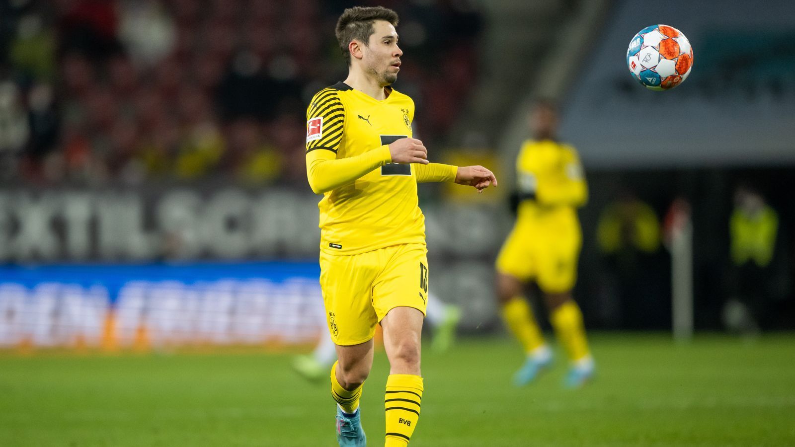 
                <strong>Raphael Guerreiro (Borussia Dortmund)</strong><br>
                Bei Bayern-Verfolger Borussia Dortmund gilt es in den nächsten Monaten ebenfalls, bei respektive für sehr viele Spieler, perspektivische Entscheidungen zu treffen. Ein Akteur, dessen Vertrag 2023 ausläuft, ist Raphael Guerreiro. "Die Verantwortlichen und ich werden zu gegebener Zeit miteinander sprechen. Das ist bislang noch nicht passiert. Es gab nur lose Gespräche, aber noch nichts Konkretes. Ich wäre auf jeden Fall bereit, denn ich fühle mich hier sehr wohl", sagte Guerreiro im Februar 2022 bei "Sport 1". Seitdem kam es aber zu keiner Vertragsverlängerung, vielmehr soll der BVB für die Linksverteidiger-Position nach Verstärkungen Ausschau halten, was sich auch auf die Perspektive Guerreiros auswirken könnte. Die "Ruhr-Nachrichten" berichteten, dass Guerreiro ein Verkaufskandidat sei.
              