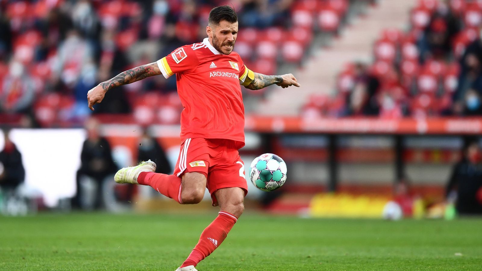 
                <strong>Abwehr: Christopher Trimmel (Union Berlin)</strong><br>
                Der österreichischer Rechtsverteidiger ist einer der Gründe, dass Union Berlin aktuell oben in der Liga mitspielt. Neben seinem Einsatz in der Defensive ist er auch ein wichtiger Vorlagengeber für Union. So bereitete er gleich zwölf Tore für sein Team vor und ist somit der beste Vorlagengeber seines Teams im Jahr 2020.
              