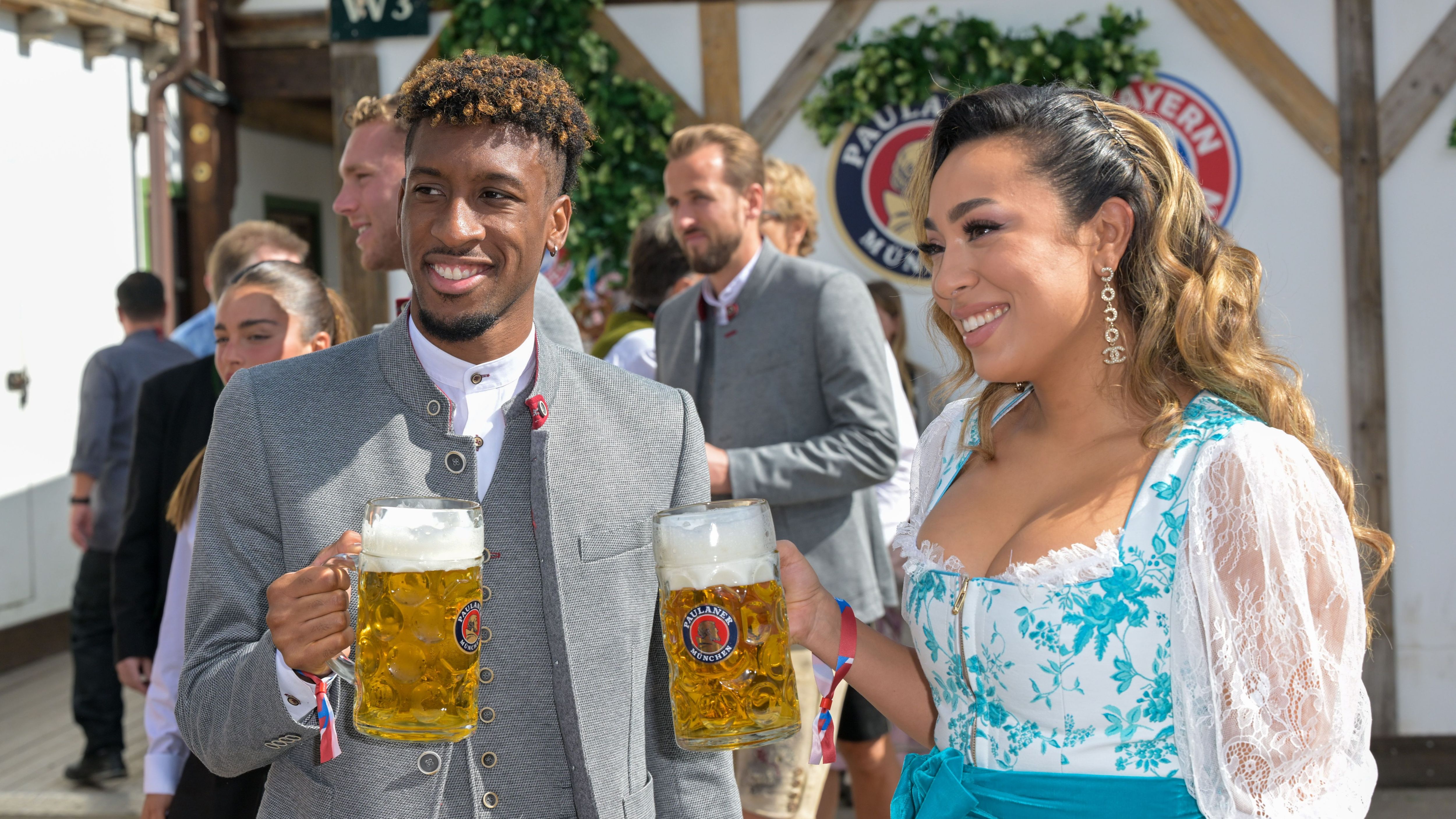 <strong>Kingsley Coman</strong><br>Mit seiner besseren Hälfte präsentiert sich hier Kingsley Coman. Der Franzose stößt mit seiner Verlobten Sabrina Duvad an.