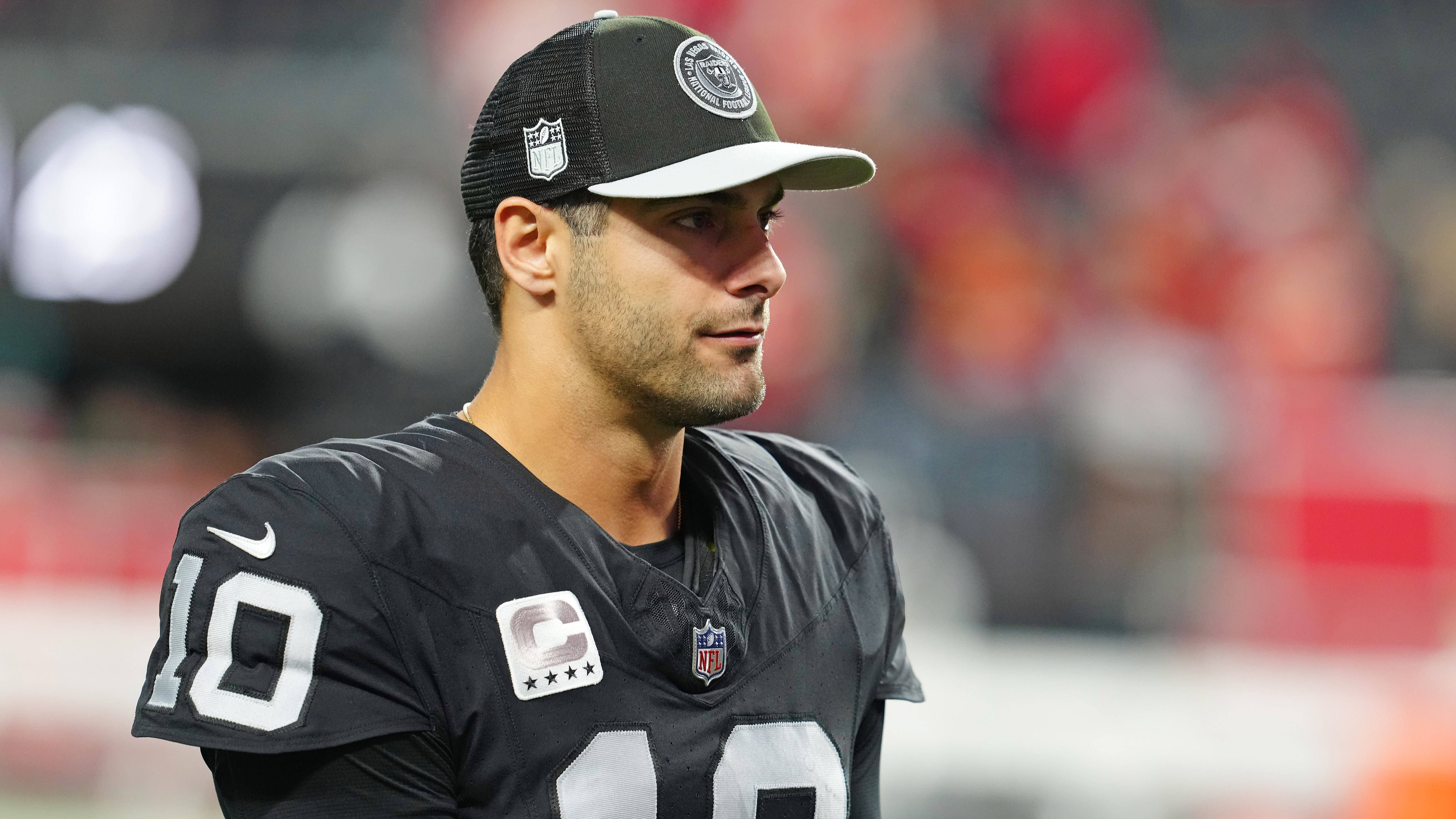 <strong>Jimmy Garoppolo (Las Vegas Raiders) </strong><br>Garoppolo wurde Ende 2023 durch Aidan O’Connell ersetzt, laut mehreren Medien steht eine Entlassung des ehemaligen 49ers-Stars unmittelbar bevor. Konkrete Gerüchte um mögliche neue Teams gab es bislang noch nicht. Denkbar, dass er sich einem Team als Backup anschließen wird. Die <a data-li-document-ref="91535" href="https://www.ran.de/sports/american-football/nfl/galerien/nfl-geruechte-dallas-cowboys-und-dak-prescott-deal-bis-zum-ersten-spiel-91535">ersten zwei Partien der neuen Saison muss er aufgrund einer Strafe aber aussetzen</a>.