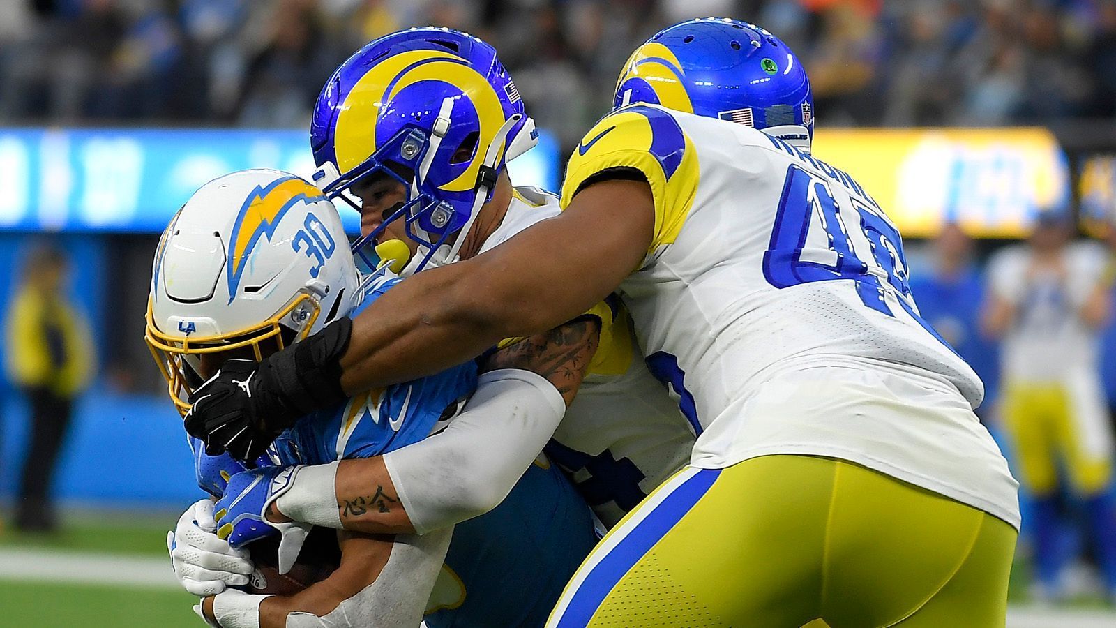 
                <strong>Los Angeles Chargers</strong><br>
                Die Los Angeles Chargers haben vergangene Saison investiert, um Quarterback Justin Herbert ein Playoff-Team an die Seite zu stellen. Mit den Routiniers Khalil Mack und J.C. Jackson ist das zwar auch gelungen, in der ersten Playoff-Runde war allerdings Schluss. Auch, weil die Defense gegen die Jacksonville Jaguars massiv einbrach. Bobby Wagner würde eine schwach besetzte Linebacker-Position bei den Chargers bedeutend verbessern, bringt zudem viel Erfahrung mit. Zudem müsste der Linebacker nicht einmal umziehen und würde sogar weiterhin im gleichen Stadion spielen.
              