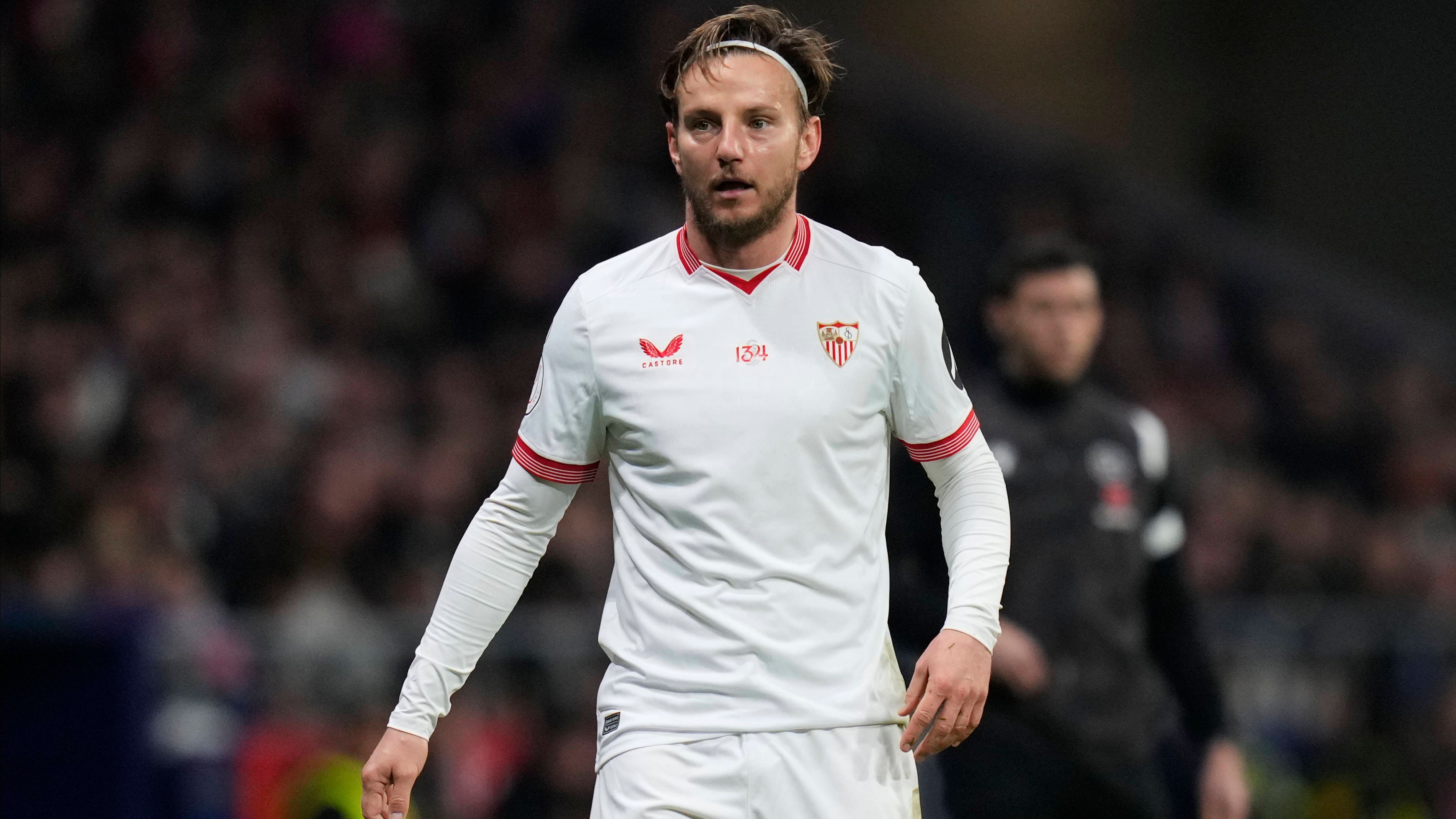 <strong>Gerücht: Ivan Rakitic (FC Sevilla)</strong><br>Mit Ex-Barca-Profi Ivan Rakitic soll ein weiterer Star vor einem Saudi-Arabien-Transfer stehen. Laut Transfer-Experte Fabrizio Romano ist der 35-Jährige mit Al-Shabab einig über einen sofortigen Wechsel. Der Kroate, der zuletzt seinen Stammplatz beim FC Sevilla verlor, soll sich bereits von einigen Vereinsmitarbeitern verabschiedet haben und am Montag nach Saudi-Arabien reisen.