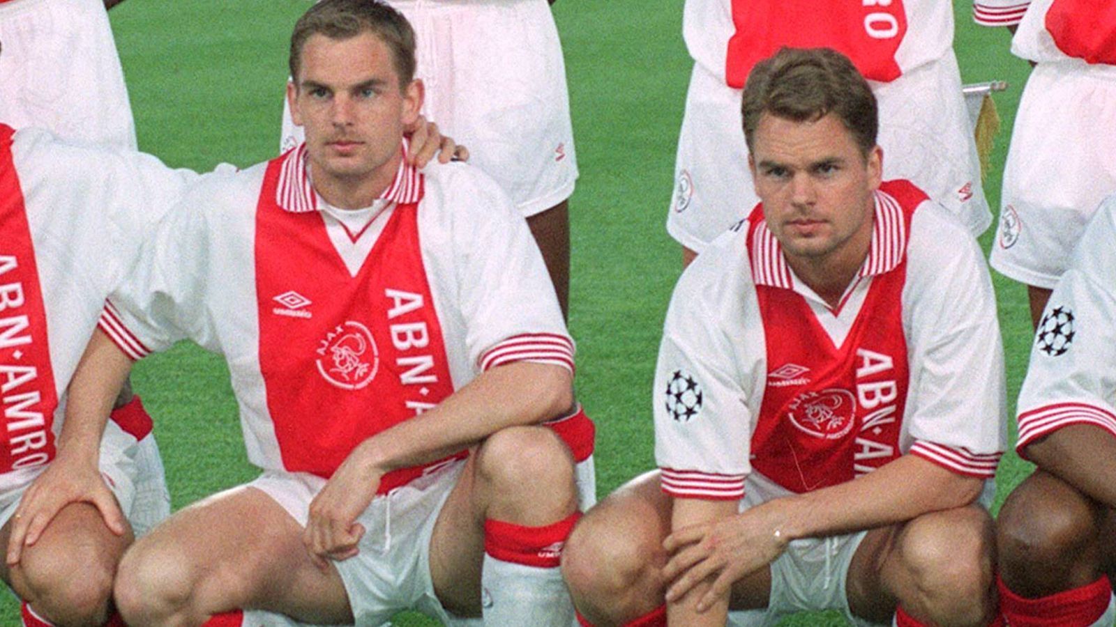 
                <strong>Frank und Ronald de Boer (Ajax Amsterdam)</strong><br>
                Die de-Boer-Zwillinge machen unter van Gaal ebenfalls ihrer ersten Schritte im Profifußball. Wie so oft in der Vita von van Gaal arbeitet er mit von ihm geformten Talenten gleich bei mehreren Klubs zusammen. So holt er die Zwillinge später auch nach Barcelona. Frank ist bis heute der Spieler, der unter van Gaal die meisten Spiele absolviert (342 Begegnungen).
              