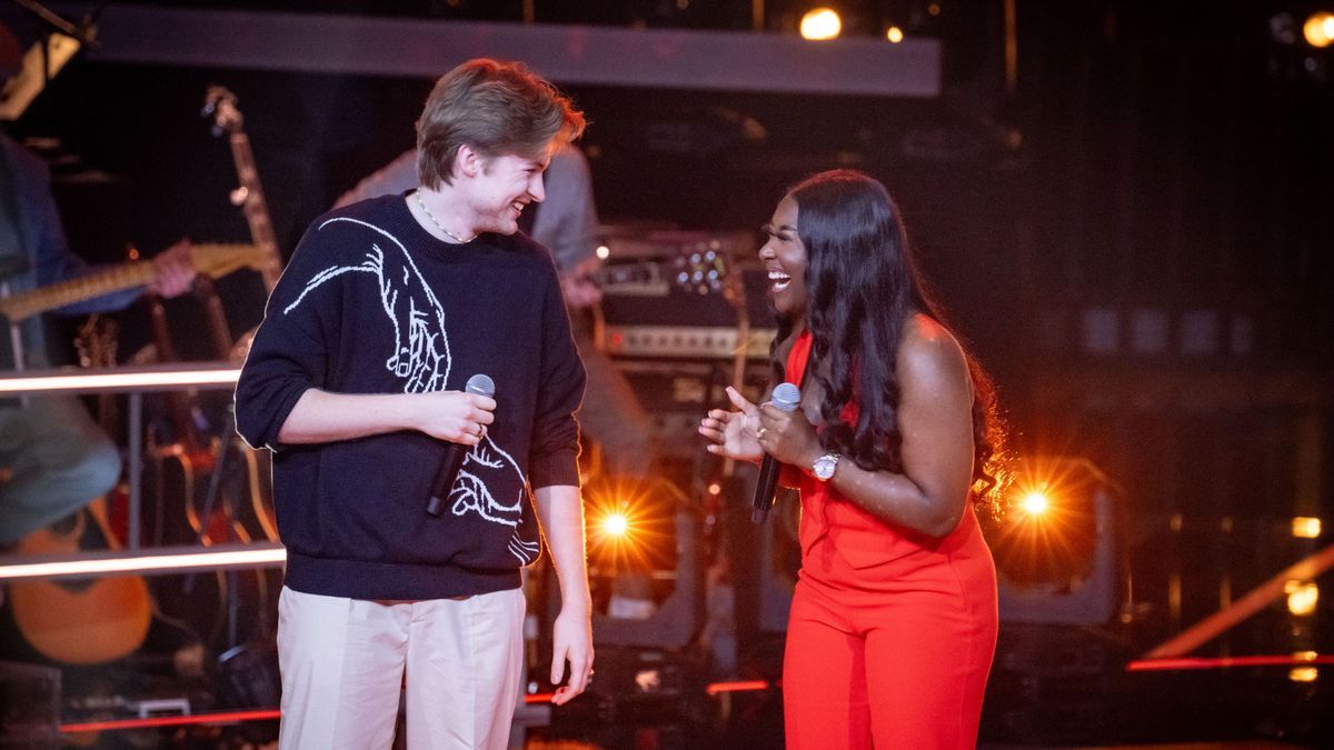 Jason Klees und Anima Beka lachen bei ihrem Battle bei "The Voice of Germany" 2024