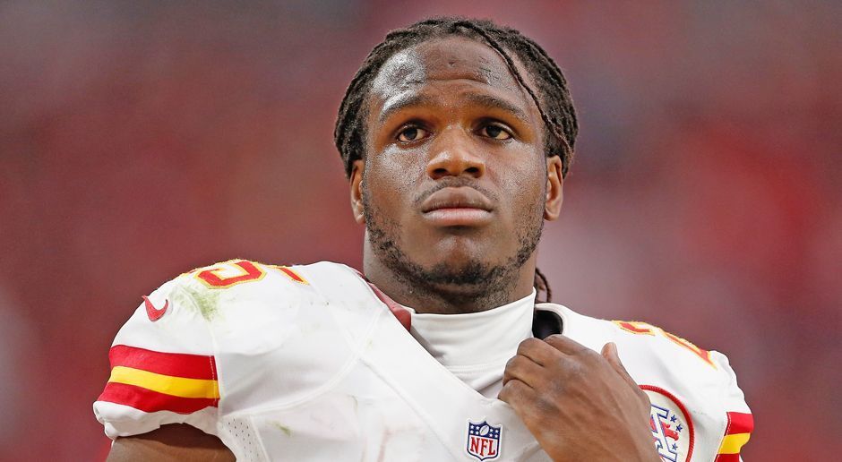 
                <strong>Kehrt Jamaal Charles zurück?</strong><br>
                Ist Jamaal Charles fit, ist er einer der besten Running Backs der NFL - vier Pro Bowls sprechen eine deutliche Sprache. Das Problem: Fit war Charles in den vergangenen zwei Spielzeiten nur sehr selten, wegen eines Kreuzbandrisses konnte er seit 2015 nur acht Spiele für Kansas City bestreiten. Mit mittlerweile 30 Jahren ist fraglich, ob der Running Back noch einmal an die Leistungen früherer Tage anknüpfen kann. Auch ohne Charles erreichten die Chiefs zwei Mal in Folge die Playoffs. Bei einem Cut erhielte die Franchise zusätzlich sieben Millionen Dollar in der Cap Space. Es spricht also durchaus einiges für einen Abschied.
              