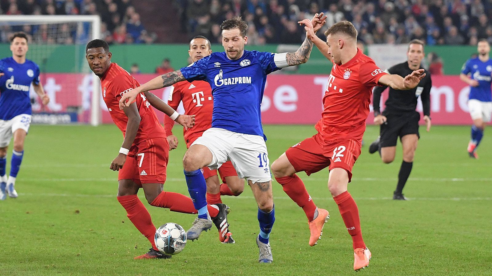 
                <strong>Defensive</strong><br>
                Auch in der Defensive klappt es besser - und das, obwohl Kovac eher als Trainer bekannt ist, der für Stabilität steht. 16 Tore kassierte Bayern unter dessen Regie - in zehn Ligaspielen. Bei Flick sind es in bislang 14 Spielen nur zehn Gegentreffer, obwohl er in der Innenverteidigung aufgrund von Verletzungen improvisieren musste. Auffällig ist: Der ehemalige Co-Trainer von Joachim Löw lässt seine Spieler wieder aggressiver anlaufen. Ein taktisches Mittel, das unter Jupp Heynckes und Pep Guardiola in die DNA dieses Klubs übergegangen ist. 
              