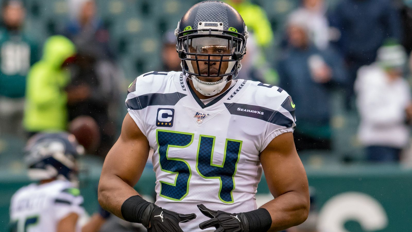 
                <strong>Bobby Wagner</strong><br>
                Bobby Wagner ist der Superstar im Linebacker-Corps der Seattle Seahawks. Der 30-Jährige spielt seit dem Jahre 2012 durchgehend für Seattle, gewann einmal den Super Bowl und stand sieben Mal im Pro Bowl. Wagner ist ein kompromissloser und physisch extrem starker Linebacker, kam in der vergangenen Saison auf 136 Tackles und drei Sacks. Von dem Middle Linebacker kann Donkor im täglichen Training viel lernen. 
              