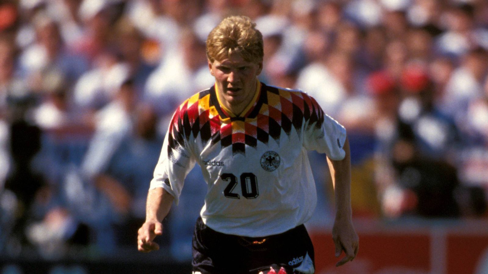 
                <strong>Stefan Effenberg: Die "Stinkefinger-Affäre" (1994)</strong><br>
                Nach der schwachen Leistung der DFB-Elf im WM-Vorrundenspiel gegen Südkorea pfeifen die Fans. Effenberg streckt ihnen den Mittelfinger entgegen, stellt die Geste später nochmal extra für die Kameras nach. Bundestrainer Berti Vogts und DFB-Präsident Egidius Braun schicken ihn vorzeitig aus den USA nach Hause. 1998 bewegt Vogts ihn zu einem missglückten Kurz-Comeback, als Nachfolger Rudi Völler das im Jahr 2000 ebenfalls versucht, will Effenberg nicht mehr.
              