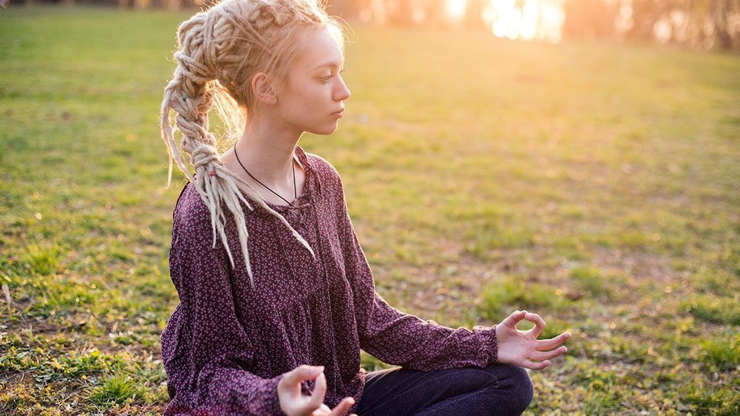 Dreadlocks selbermachen oder vom Profi flechten lassen? Wir haben die Antworten auf die Fragen in unserem Beauty-Artikel und berichten über Rastalocken.