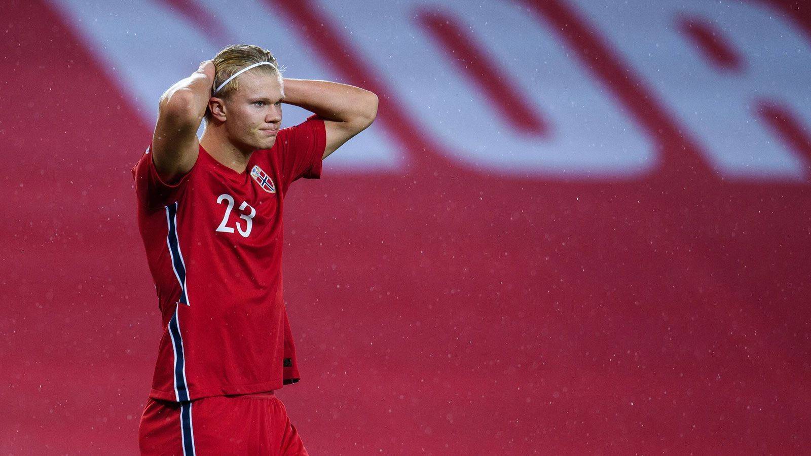 
                <strong>Nicht alles lief wie im Märchen</strong><br>
                Trotz eines historischen Jahres blieben für Haaland die Schönheitsfehler nicht aus. So verlor er zum Beispiel mit der norwegischen Nationalmannschaft in den Playoffs gegen Serbien und verpasste die Qualifikation für die Europameisterschaft. Außerdem blieb der 20-Jährige von Verletzungen nicht verschont. Haaland fiel mit einem Muskelfaserriss die vergangenen sieben Spiele aus und musste unter anderem bei der bitteren 1:5-Klatsche gegen den VfB Stuttgart zusehen.
              