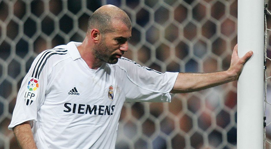 
                <strong>Real Saragossa vs. Real Madrid 6:1</strong><br>
                Die höchste Niederlage seiner Karriere erlebt Zinedine Zidane gegen Real Saragossa. Im Halbfinale der Copa del Rey muss sich der damalige Weltmeister mit 1:6 geschlagen geben. Zidane wird spät eingewechselt und kann die Niederlage nicht mehr verhindern. Ein gewisser Diego Milito sorgte mit vier Toren dafür, dass Real trotz des 4:0-Rückspiel-Siegs aus dem Wettbewerb ausscheidet.
              