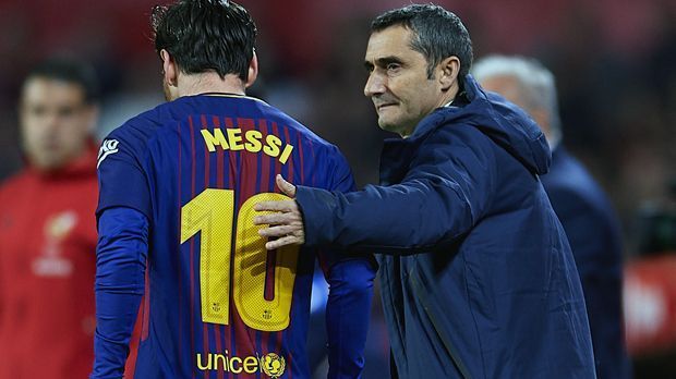 
                <strong>Ernesto Valverde (FC Barcelona)</strong><br>
                Der Triple-Traum ist zu Ende! Der FC Barcelona scheiterte im Viertelfinale der Champions League am AS Rom. Nach einem 4:1-Heimsieg verlor das Team von Coach Ernesto Valverde in Italiens Hauptstadt mit 0:3. Somit ist für den neuen Barca-Trainer in seiner ersten Saison bei den Katalanen "nur" noch das nationale Double möglich. Der frühere Bilbao-Trainer führte Lionel Messi und Co. ins spanische Pokal-Finale gegen den FC Sevilla und liegt auch in der Primera Division voll auf Meisterschaftskurs. Zwischen 1988 und 1990 ging der 54-Jährige selbst noch auf Torejagd für Barcelona. Der Ex-Stürmer gewann mit den Katalanen 1990 den spanischen Pokal und schon ein Jahr zuvor den Europapokal der Pokalsieger. Valverdes Vertrag läuft noch bis zum Sommer 2019.
              