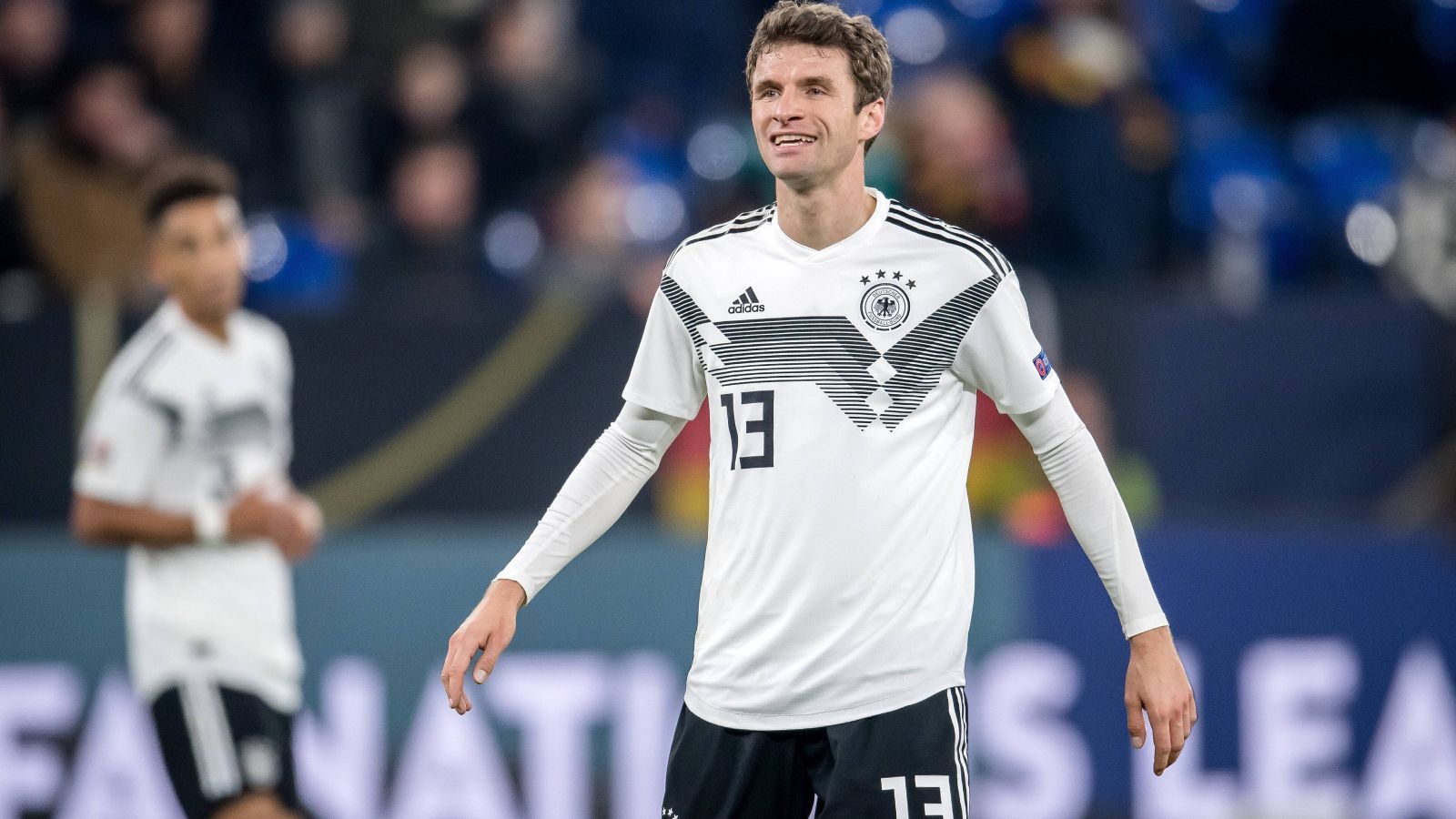 
                <strong>Mittelfeld: Thomas Müller (FC Bayern München)</strong><br>
                In den vergangenen Monaten konnte Bundestrainer Joachim Löw kein Interview geben, ohne nicht eine Frage zu Thomas Müller beantworten zu müssen. Die Zahlen sprechen für sich, satte 59 Torbeteiligungen in den vergangenen beiden Bundesliga-Saisons stehen für Müller zu Buche. Für ihn gilt aus meiner Sicht das gleiche wie für Mats Hummels: Ihn im Frühling 2019 nicht mehr zu nominieren war richtig, jedoch ist es auch richtig, ihn jetzt zurückzuholen. Ich bin mir sicher, dass Löw nicht auf Müller verzichten wird.
              