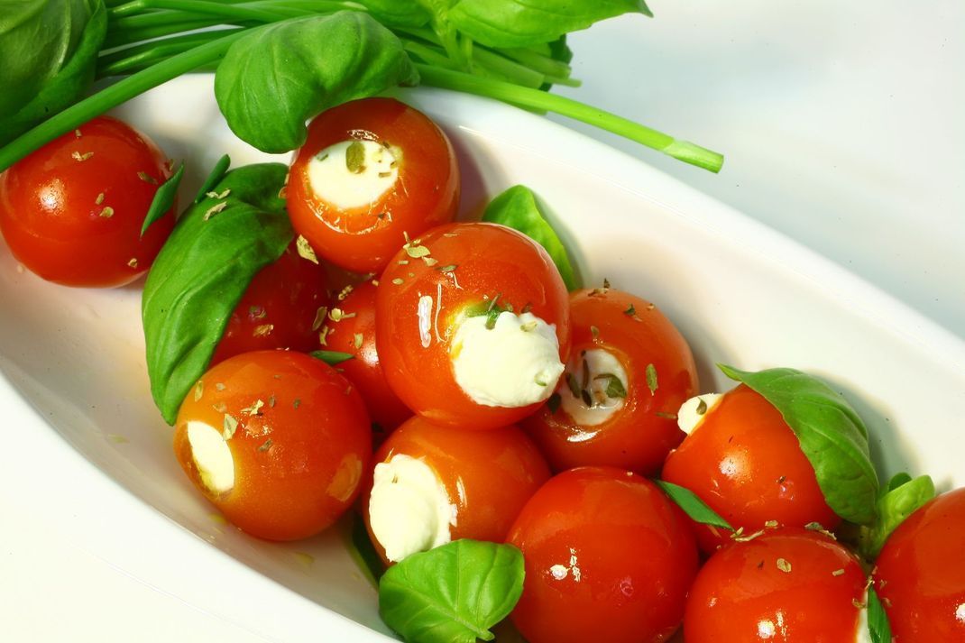 Gefüllte Tomaten sind eine tolle Vorspeise für Ihr Festtagsessen.