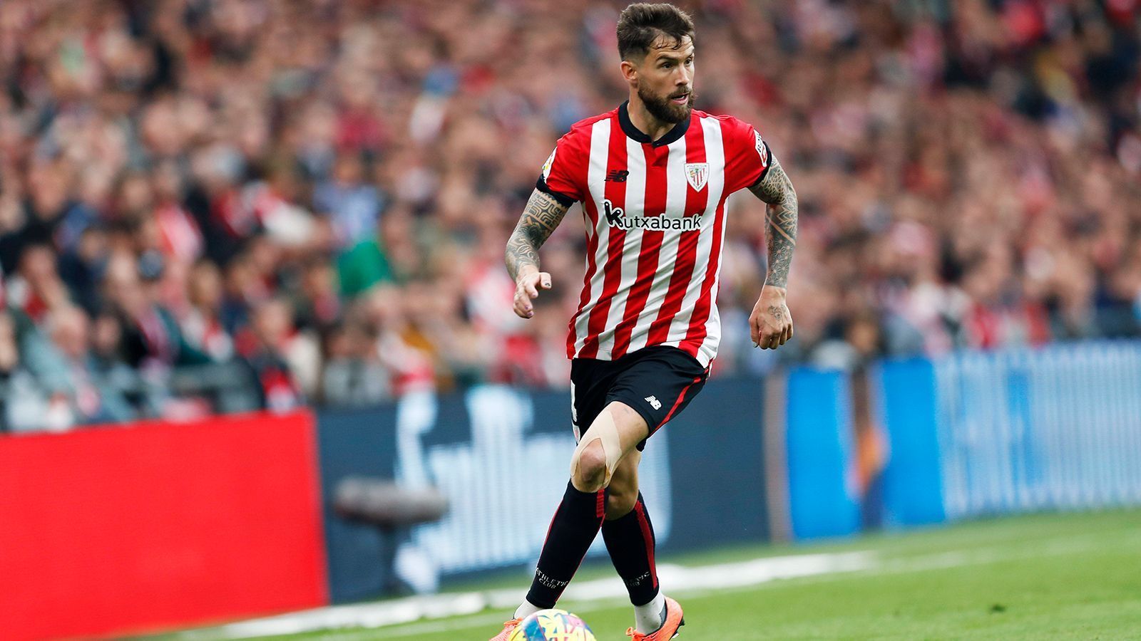 
                <strong>Innenverteidiger: Inigo Martinez</strong><br>
                Zwar ist die Innenverteidigung bei Barcelona namentlich stark besetzt, im Sommer soll es aber dennoch Verstärkung geben: Inigo Martinez wechselt wohl ablösefrei vom Athletic Club Bilbao zu den Katalanen – das berichteten zahlreiche Medien übereinstimmend. Der Transfer des 31-Jährigen soll so gut wie fix sein. Aber auch hier bleibt ein kleines Fragezeichen bestehen, ob Barcelona es schafft, genügend Gehaltsspielraum freizuschaufeln. Alternativen auf hohem Niveau zu Inigo Martinez gibt es in Jules Kounde (aktuelle Stammkraft und Königstransfer im vergangenen Sommer), Eric Garcia, Marcos Alonso und Andreas Christensen genügend.
              