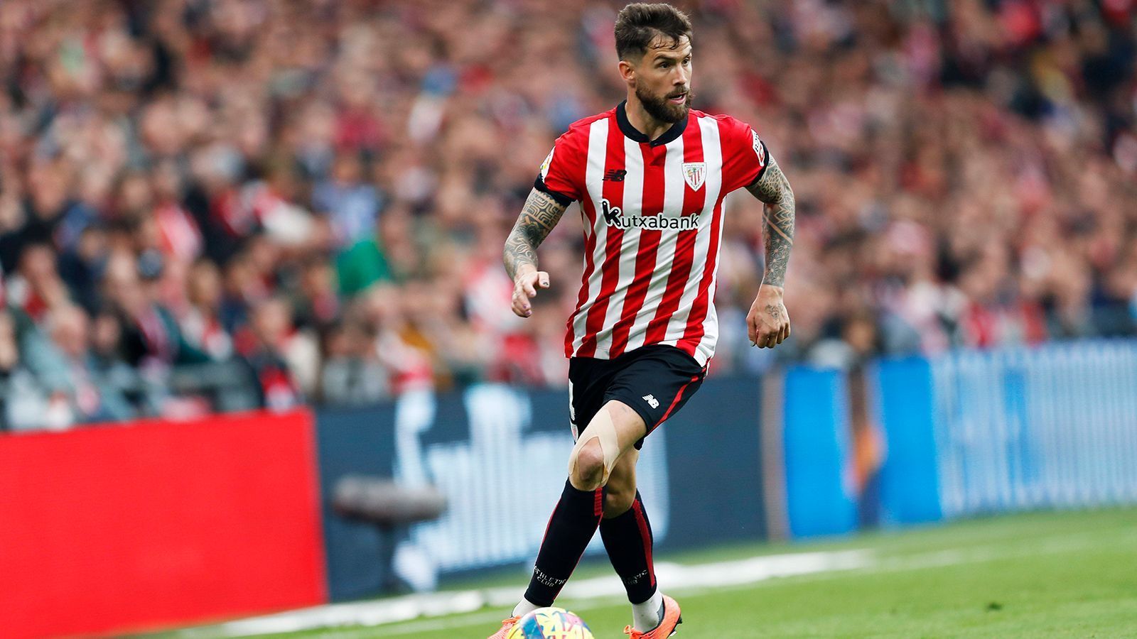 
                <strong>Innenverteidiger: Inigo Martinez</strong><br>
                Zwar ist die Innenverteidigung bei Barcelona namentlich stark besetzt, im Sommer soll es aber dennoch Verstärkung geben: Inigo Martinez wechselt wohl ablösefrei vom Athletic Club Bilbao zu den Katalanen – das berichteten zahlreiche Medien übereinstimmend. Der Transfer des 31-Jährigen soll so gut wie fix sein. Aber auch hier bleibt ein kleines Fragezeichen bestehen, ob Barcelona es schafft, genügend Gehaltsspielraum freizuschaufeln. Alternativen auf hohem Niveau zu Inigo Martinez gibt es in Jules Kounde (aktuelle Stammkraft und Königstransfer im vergangenen Sommer), Eric Garcia, Marcos Alonso und Andreas Christensen genügend.
              