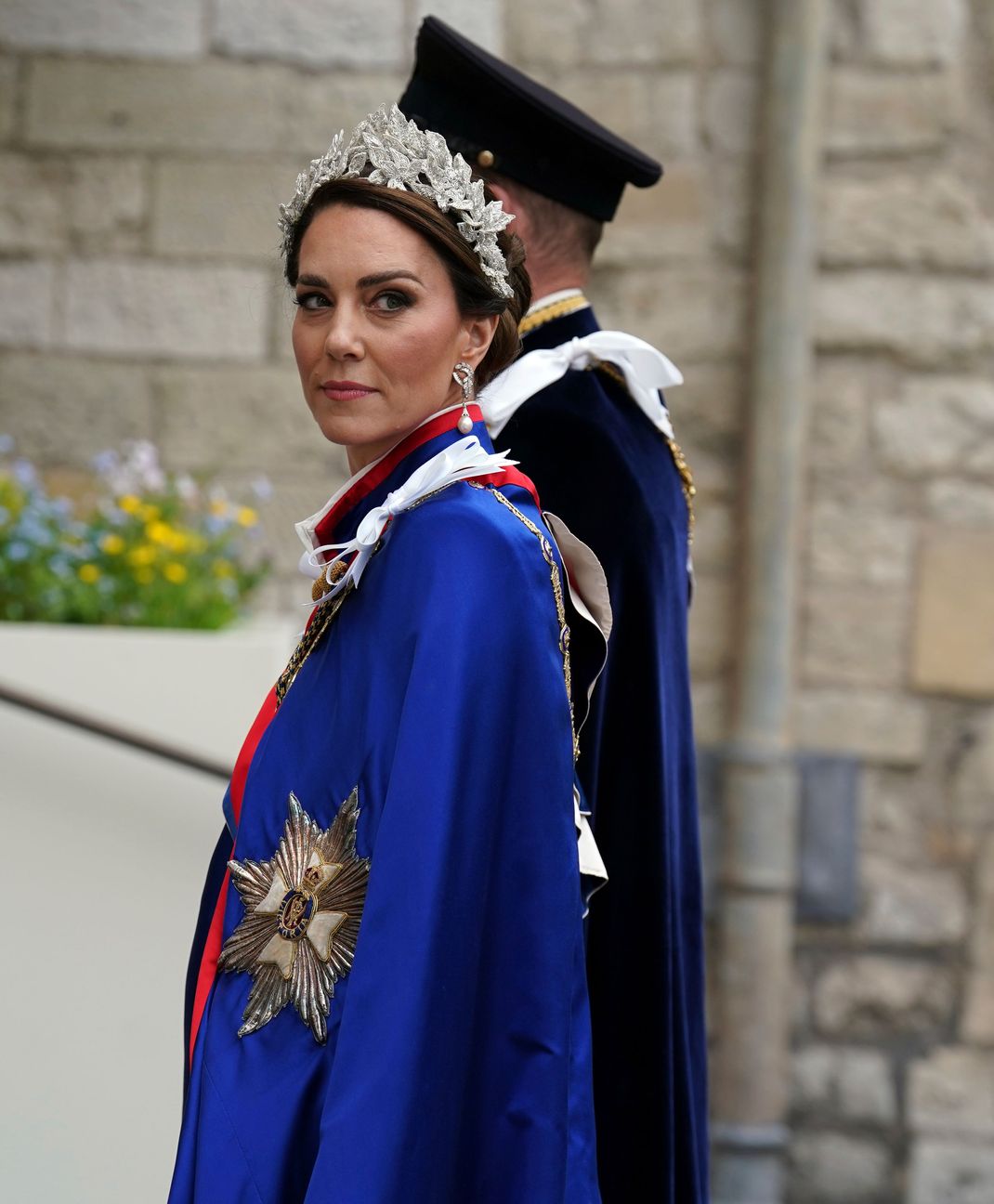 Prinzessin Kate trug zwar kein Diadem, aber ein diamantverziertes, florales Headpiece.