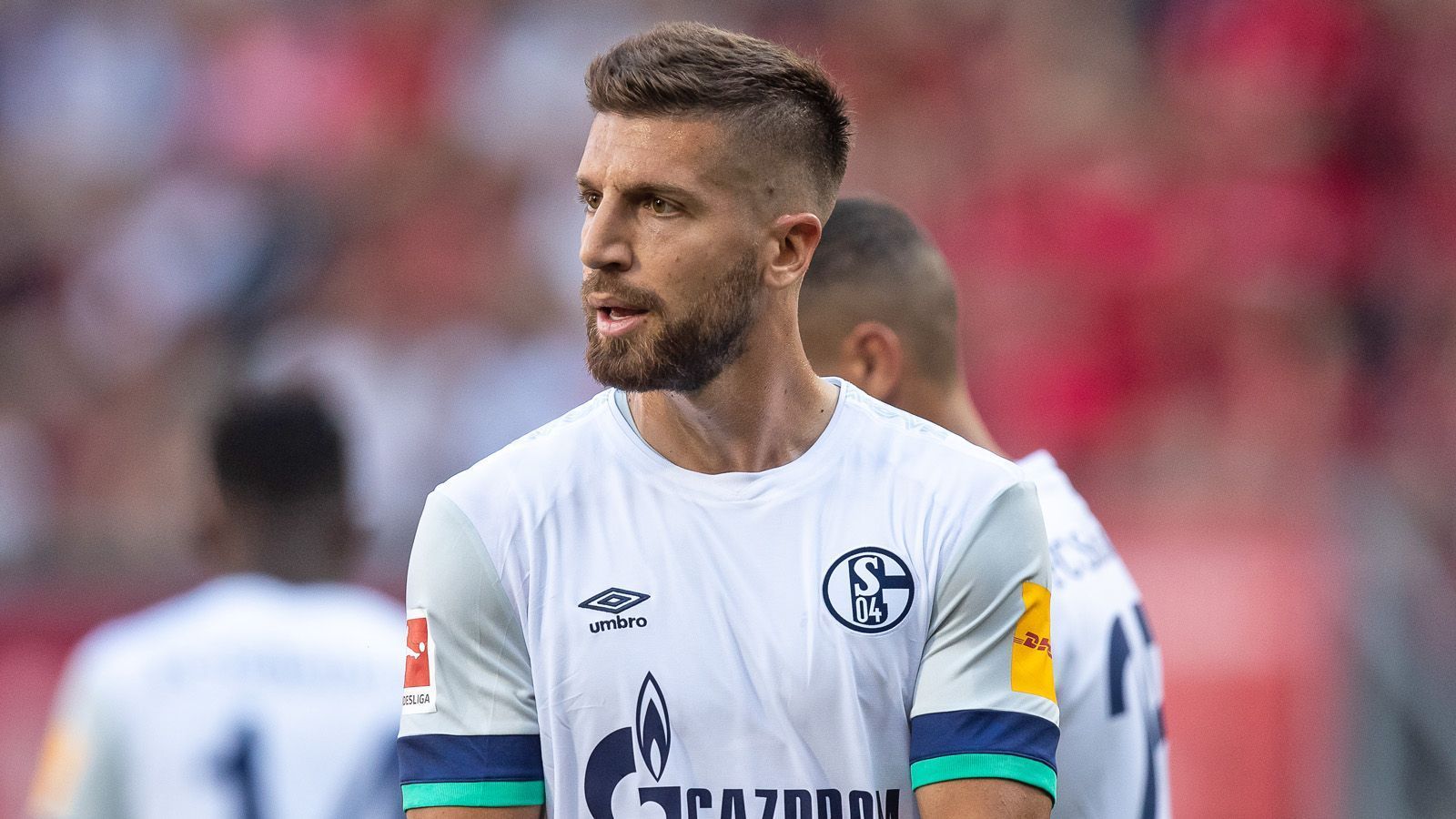 
                <strong>Matija Nastasic (FC Schalke 04)</strong><br>
                Im Sommer 2015 holte der FC Schalke 04 den serbischen Innenverteidiger von Manchester City in die Bundesliga. 9,5 Millionen Euro Ablöse sollen die Gelsenkirchner damals auf die Insel überwiesen haben. Nastasic unterschrieb auf Schalke einen Vertrag bis 2022 - und kann den Klub offenbar nur für eine stolze Summe vorab verlassen. Nach Informationen der "Bild" liegt die festgeschriebene Ausstiegsklausel bei 50 Millionen Euro.
              