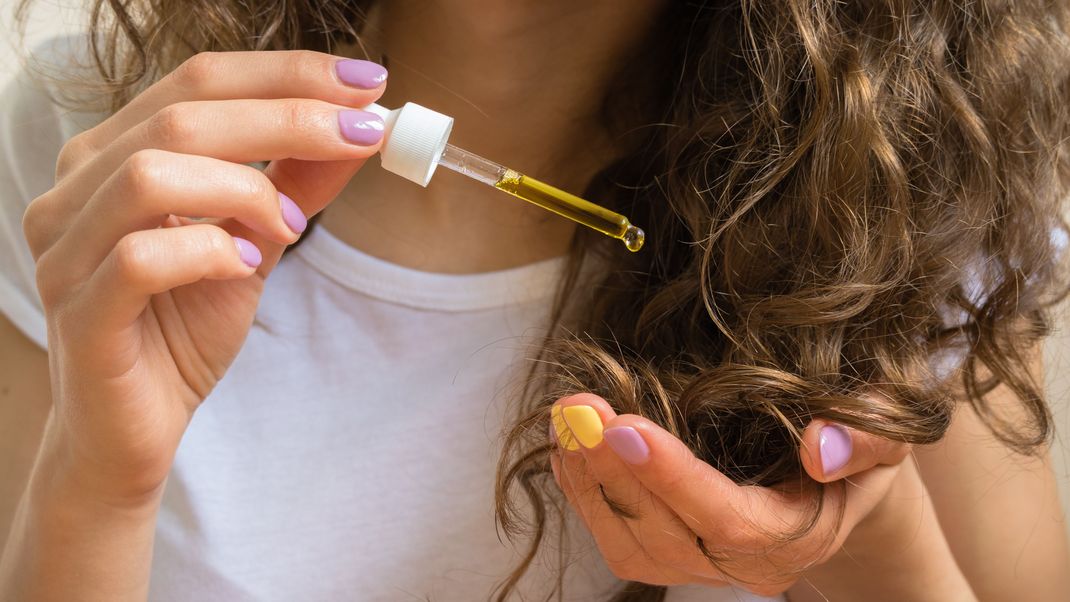 Locken brauchen viel Pflege! Mit diesen Tipps bekommst du gesunde Traumlocken.