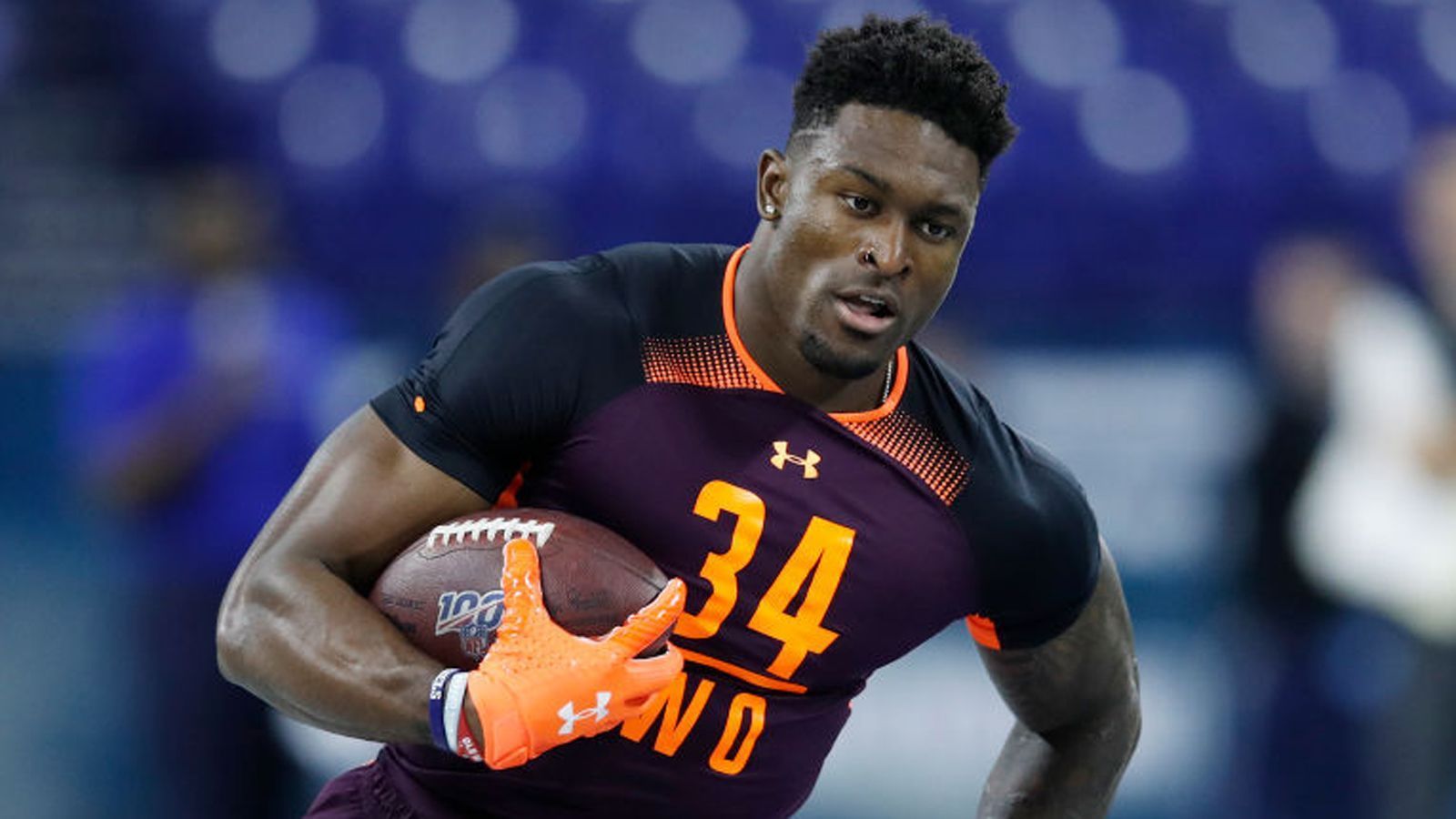 
                <strong>D. K. Metcalf (Mississippi)  </strong><br>
                D.K. Metcalf gilt als der vielversprechendste Wide Receiver seines Jahrgangs. Der 1,93 Meter große und etwa 105 Kilogramm schwere Passempfänger ist ein Athlet der Superklasse, überzeugte beim NFL Combine unter anderem mit der drittschnellsten 40-Yard-Zeit. Doch er ist nicht nur flink, sondern bringt auch viel Power mit. Jon Gruden, Head Coach der Oakland Raiders, bezeichnete Metcalf als den physisch stärksten Receiver, den er jemals gesehen hat. Unglaublich: Sein Körperfettanteil soll bei gerade einmal 1,9 Prozent liegen. Am College kam Metcalf in insgesamt 21 Spielen auf 1228 Receiving-Yards und 14 Touchdowns.  
              