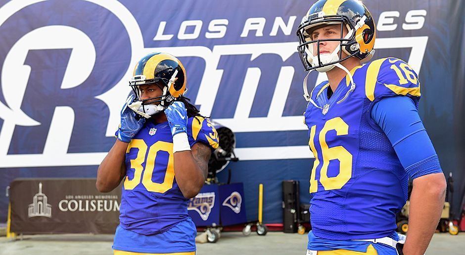 
                <strong>Verlierer: Los Angeles Rams</strong><br>
                Glitzerwelt Hollywood - doch am Ende ist es nur das Dasein einer grauen Maus. Auch der Umzug von St. Louis nach Los Angeles und der Nummer-1-Pick verhelfen den Rams nur äußerst kurz zu mehr Aufmerksamkeit. Auf Nummer-1-Pick Jared Goff müssen die Fans wochenlang warten, als er dann sieben Spieltage vor Schluss ran darf, überzeugt er nur wenig. Eine bockstarke Hälfte mit drei Touchdowns, das war es dann aber auch schon. Seine Gesamtausbeute: fünf Touchdowns, sieben Interceptions - eines Nummer-1-Picks unwürdig.
              