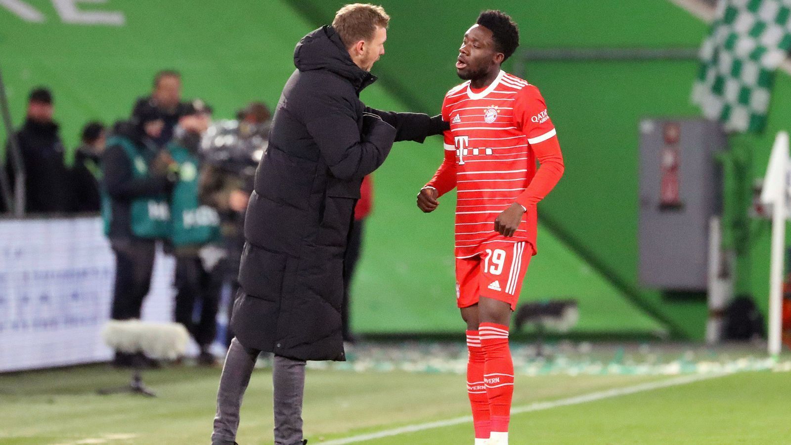 
                <strong>Alphonso Davies</strong><br>
                Ein eher schwacher Auftritt. Sein Ballverlust ermöglicht Wolfsburg den ersten Torabschluss. Überhaupt war der FC Bayern auf seiner linken Abwehrseite zunächst anfälliger. Seine Fehlpässe in der eigenen Hälfte sind ein Sicherheitsrisiko, Mitte der ersten Halbzeit leistet er sich sogar zwei innerhalb weniger Sekunden. In der zweiten Halbzeit steigert er sich und sorgt für Entlastung, indem er Gegenangriffe einleitet. ran-Note: 4
              