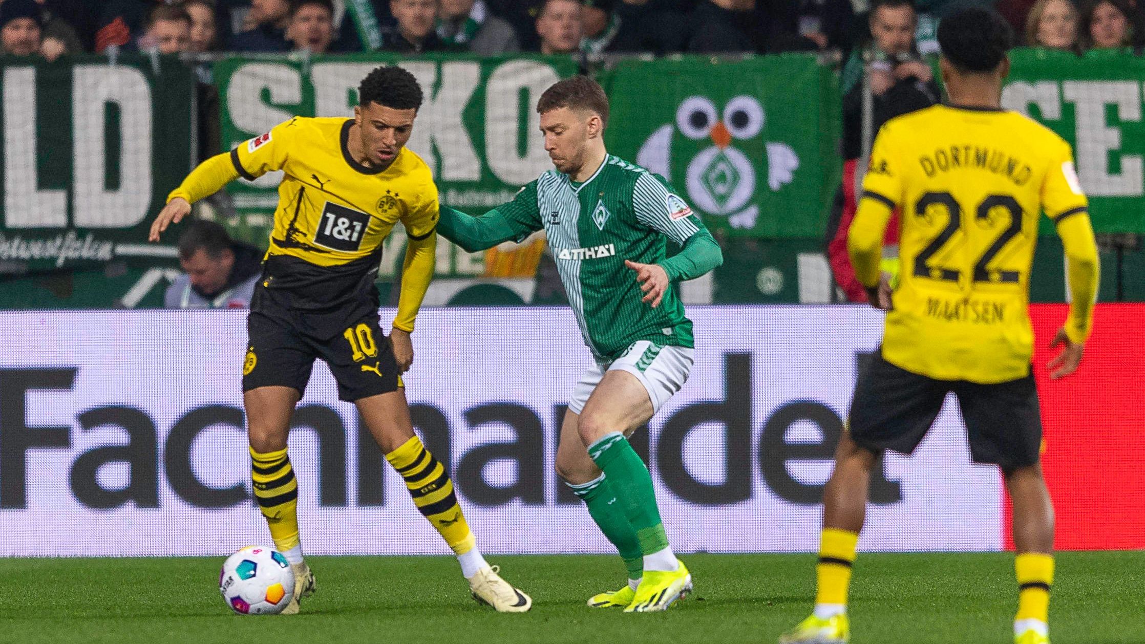 <strong>Jadon Sancho</strong><br>Mit einem starken Alleingang trifft er zum 2:0. Der Offensivspieler findet zunächst nur schwer in die Partie, spielt mehrere Fehlpässe, ermöglicht in der 14. Minute Bremen dadurch eine Chance. Dafür ist er sehr engagiert, gewinnt auch mal einen Ball in der eigenen Hälfte. Mit seinem ersten Tor seit seiner Rückkehr zum BVB belohnt er sich. Nach 73 Minuten wird er ausgewechselt. <strong><em>ran</em>-Note: 2</strong>