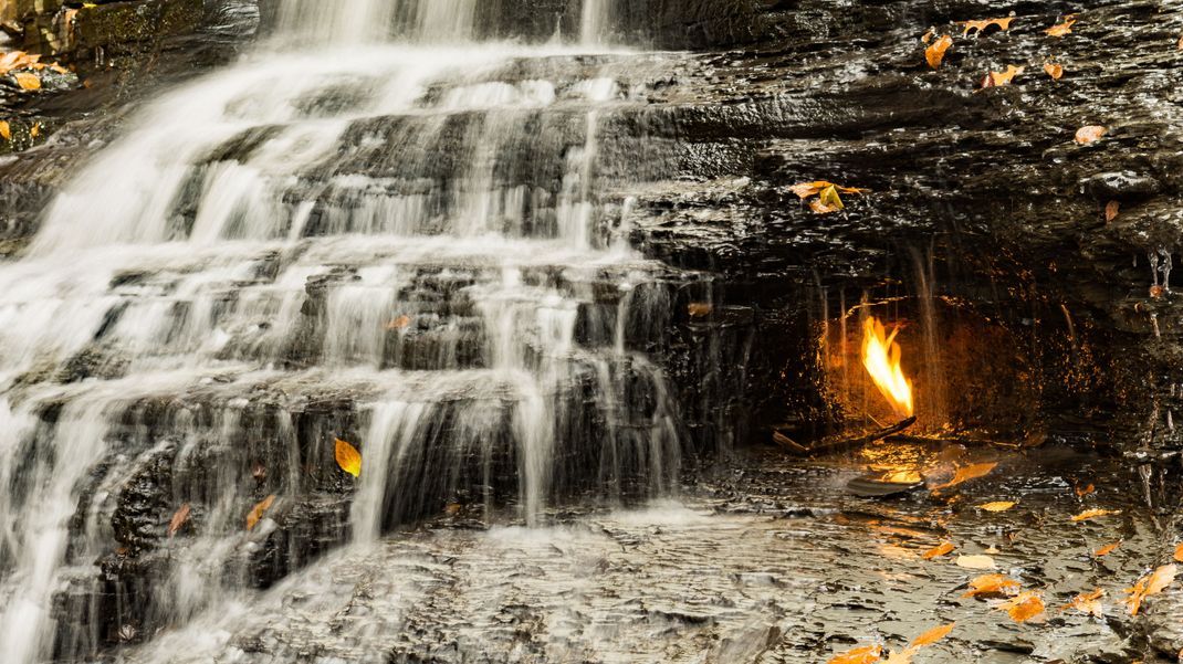 Die ewige Flamme befindet sich hinter einem Wasserfall in New York.