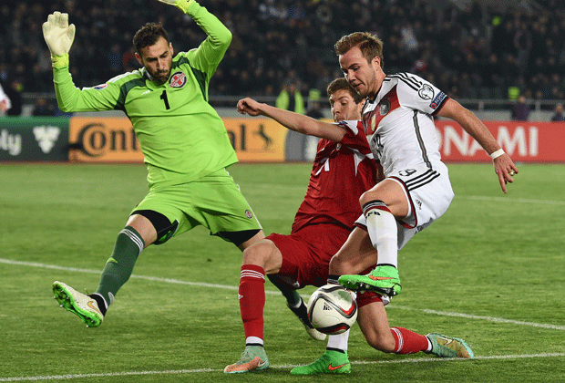 
                <strong>Mario Götze</strong><br>
                Ist zusammen mit seinem Buddy Marco Reus ein für die Georgier nicht zu lösendes Rätsel. Spielt zeitweise die halbe Hintermannschaft der Gastgeber alleine aus und bereitet das Führungtor mit einem sagenhaften Dribbling vor. ran-Note: 2
              