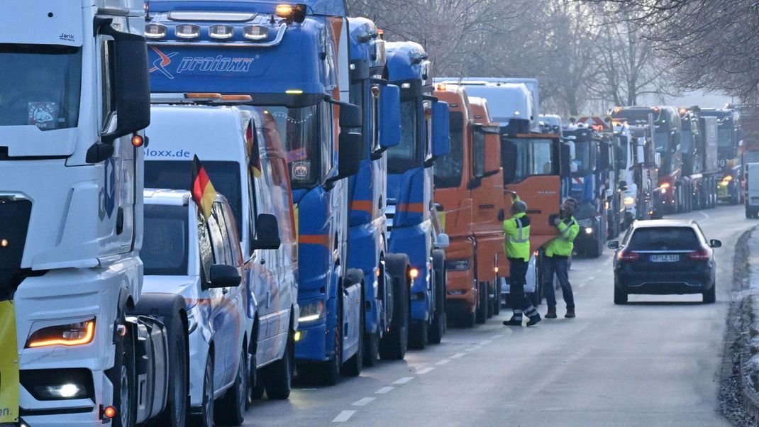 Bahnstreik und LKW-Demo auf der Theresienwiese mit mehreren Tausend Teilnehmern sorgt für Verkehrsbehinderungen im gesamten Stadtgebiet. (Symbolbild)