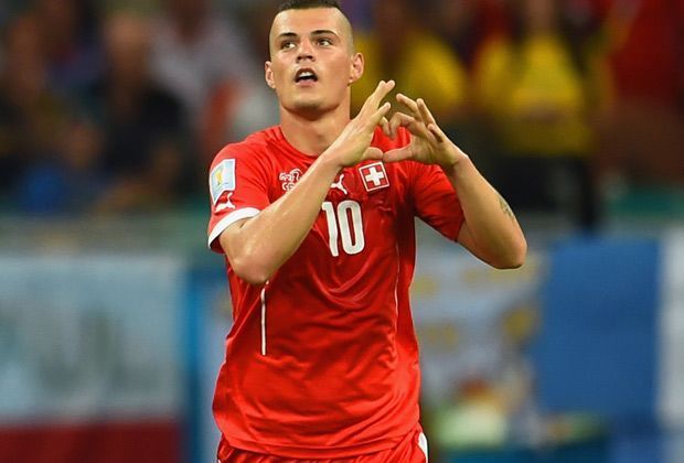 
                <strong>Granit Xhaka (1 Tor, Schweiz, Borussia Mönchengladbach)</strong><br>
                Mit einem Traumtor zur Ergebniskosmetik: In der Schlussphase trifft Granit Xhaka volley gegen Frankreich. Es ist jedoch nur das 2:5 seiner Schweizer gegen den Weltmeister von 1998. Die Freude über den Treffer fällt denn auch bescheiden aus.
              