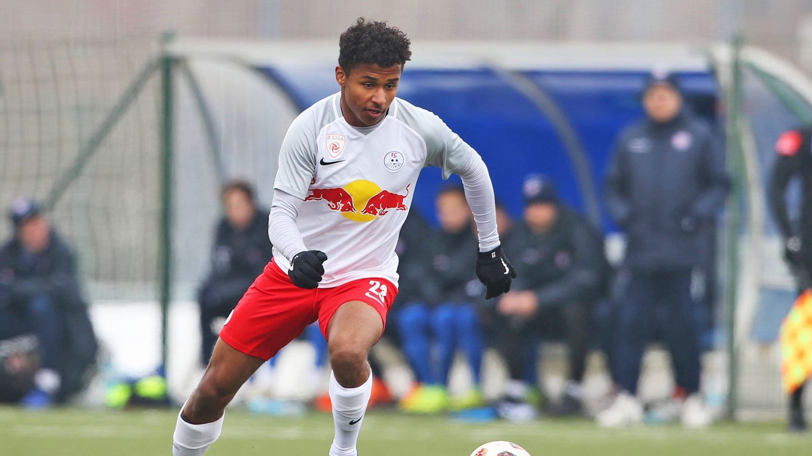 <strong>FC Liefering</strong><br>
                Wenn es für einen Youngster mit Potenzial in Salzburg noch nicht reicht, wird dieser erst einmal beim FC Liefering geparkt. Der österreichische Zweitligist ist quasi der Ausbildungsverein für den Ausbildungsverein. Hier können sich die Talente für eine Zukunft bei Red Bull oder sogar in Leipzig in den Fokus spielen. Diese Chance nutze damals auch der deutsche U17-Nationalspieler&nbsp;Karim&nbsp;Adeyemi (Foto). Über Red Bull Salzburg fand er seinen Weg zum BVB und in die Nationalmannschaft.