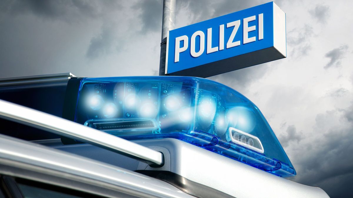 Polizeirevier am Abend