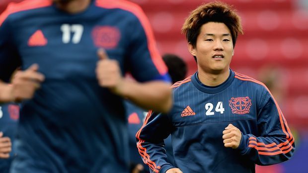 
                <strong>Seung-Woo Ryu (Abgang Bayer Leverkusen)</strong><br>
                Seung-Woo Ryu (Abgang Bayer Leverkusen): Die Werkself leiht den 22 Jahre alten Südkoreaner bis zum Saisonende an Zweitliga-Aufsteiger Arminia Bielefeld aus. Der Asiate will sich dabei für den Olympia-Kader seines Landes empfehlen. In der Hinrunde blieb Ryu ohne Pflichtspiel-Einsatz für Leverkusen.
              