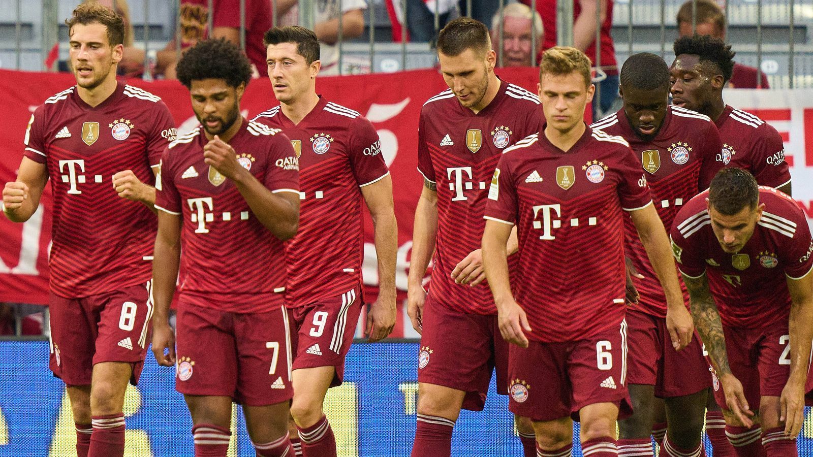 
                <strong>FC Bayern München</strong><br>
                Die Abwehr umgebaut, mit Julian Nagelsmann einen neuen Trainer verpflichtet - vieles deutete daraufhin, dass der FC Bayern vielleicht ein paar Probleme in dieser Saison bekommen könnte. Aber die Mannschaft eilte einfach weiter von Sieg zu Sieg, als wäre nichts gewesen. Abzüge gibt es allerdings für die Niederlage gegen Eintracht Frankfurt. Ob die unglückliche und unnötige Pleite Spuren hinterlassen hat, wird sich im Spitzenspiel gegen Leverkusen zeigen. ran-Note: 2+
              