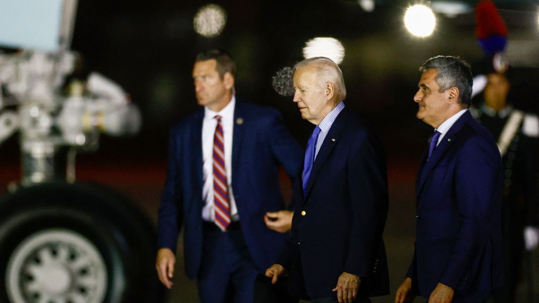 US-Präsident Joe Biden bei der Ankunft am Flughafen von Brindisi.