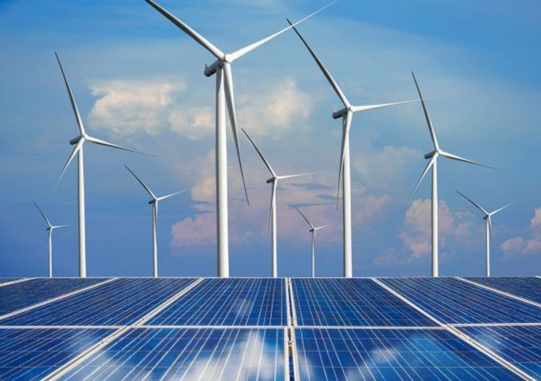 Solarpanele und Windkraftanlagen werden immer wichtiger bei der Stromversorgung.