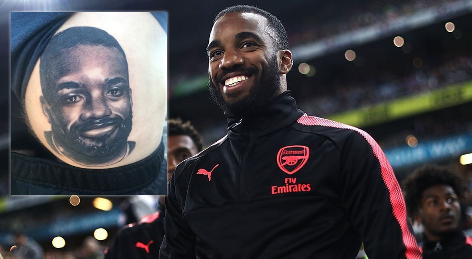 
                <strong>Alexandre Lacazette Tattoo</strong><br>
                Arsenal-Fan Sam trägt voraussichtlich für den Rest seines Lebens das Konterfei von Alexandre Lacazette auf seiner rechten Arschbacke. Und das kam so: Weil der junge Mann nicht an die Transfergerüchte rund um den Franzosen glaubte, twitterte er: "Sollte Arsenal Lacazette verpflichten, werde ich mir sein Gesicht auf meinen Körper tätowieren lassen." Als der Deal mit Olympique Lyon im Sommer 2017 perfekt wurde, erinnerten die "Gunners" Sam an sein Versprechen. Also machte sich dieser auf den Weg zum Tätowierer seines Vertrauens und postete das Ergebnis. Daraufhin meldete sich zu guter Letzt auch der Stürmer selbst und versprach Sam ein Trikot, das er ihm bei einem Treffen übergeben wolle.
              