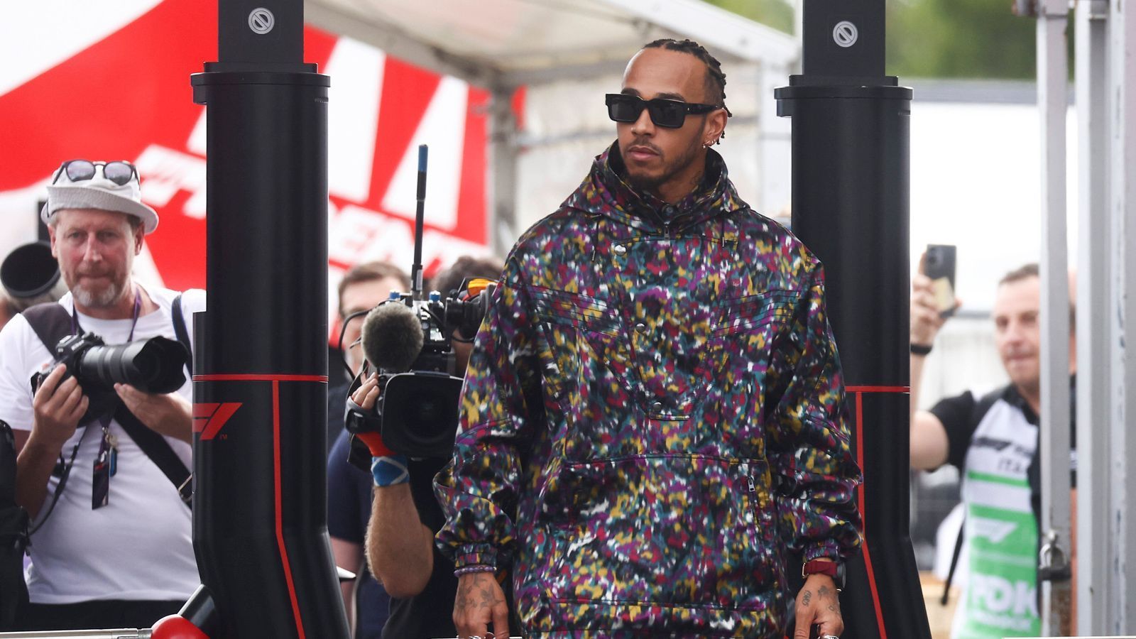 
                <strong>Protestwelle</strong><br>
                Lewis Hamilton macht seine Drohung wahr. Zum Maulkorb durch den Weltverband FIA sagt er vor dem Saisonstart, es sei ihm egal, "wenn ich kein weiteres Rennen in der Formel 1 gewinne" und betonte, er werde sich zu politischen Themen "äußern, ob es den Leuten gefällt oder nicht". Natürlich lässt er sich die Aussagen nicht wie vorgeschrieben von der FIA absegnen, auch seinen Schmuck trägt er weiter, er legt sich aus Protest sogar noch drei Piercings zu und verdoppelt die Geldstrafen für einen guten Zweck. Er mischt zunächst zwar im Titelkampf mit, fällt aufgrund der im späteren Verlauf des Jahres auferlegten Punktabzüge in der zweiten Saisonhälfte aber aussichtslos zurück.
              