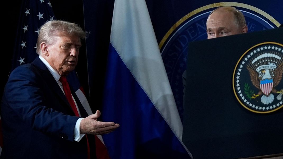 US-Präsident Trump und Russlands Machthaber bei der Pressekonferenz auf ihrem Gipfeltreffen in Alaska am 15. August.