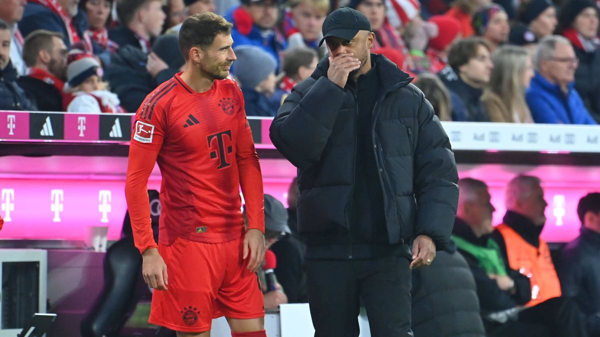 Trainer Vincent KOMPANY (Bayern Muenchen) mit Leon GORETZKA (Bayern Muenchen) vor Einwechslung, Fussball 1. Bundesliga Saison 2024 2025, 9.Spieltag, Spieltag09 FC Bayern Muenchen -1.FC Union Berlin...